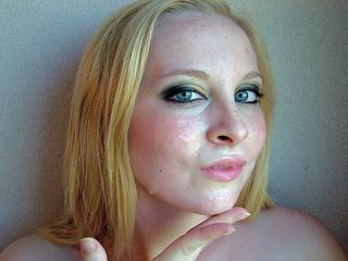 NaughtyMidwestGirls: Kiki munroe - gadis nakal 18 tahun lagi asik merokok