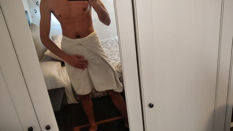 Elvissc: Universidad, sale de la ducha y mueve su gran pene...