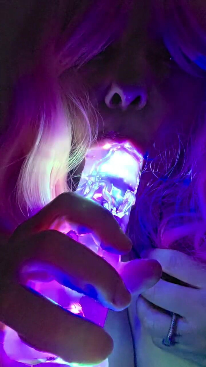 LustyPeachesofSin: Sugând vibratorul Meu Luminat