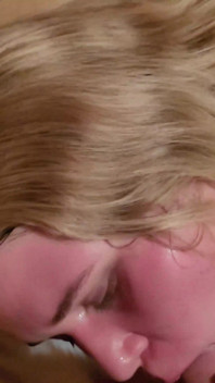 Ošukal jsem sexy prsatou blondýnku do pusy v sauně a naplácal jsem jí koštětem