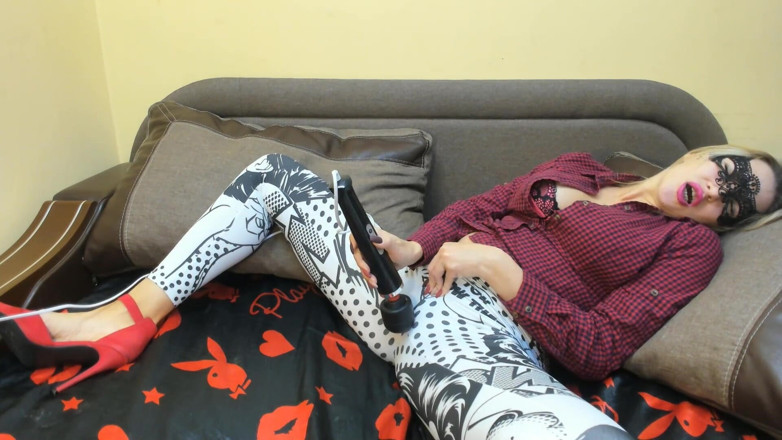 SexwifeHelena: Tôi xuất tinh từ máy rung mà không cởi quần...