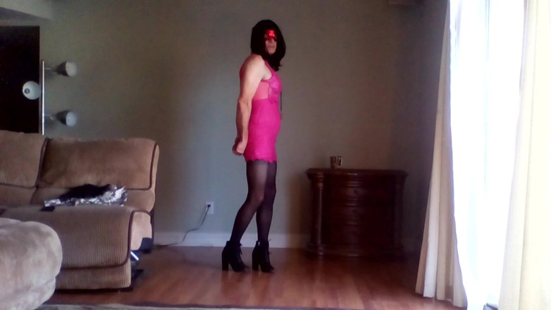 Kelly Smith Crossdressing Play House: Сисси Келли показывает свои новые формы груди