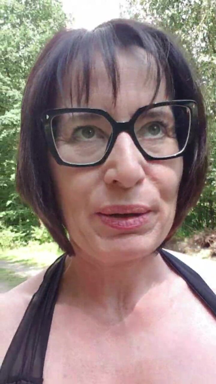 JulieEroticDress: Голый бег по обочине с брызгами