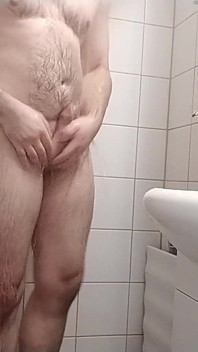 Mi raderò il cazzo e le palle e poi faccio la doccia.