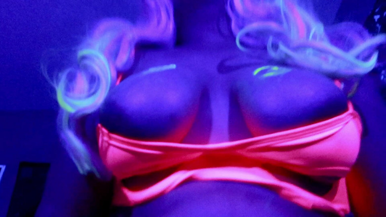 VickyVixen: Blacklight'ta sana biniyor