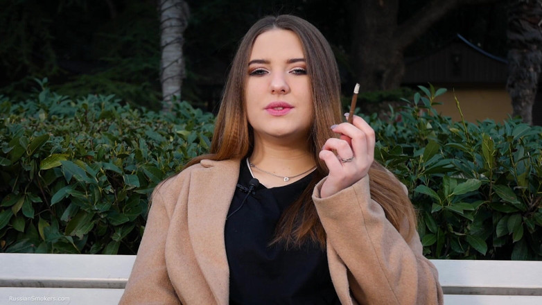 Russian Smokers: Awek Rusia menghabiskan cuti makan tengah harinya 1 Cigs