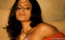Eleganxia: Exotische Indische babe speelt met iets anders