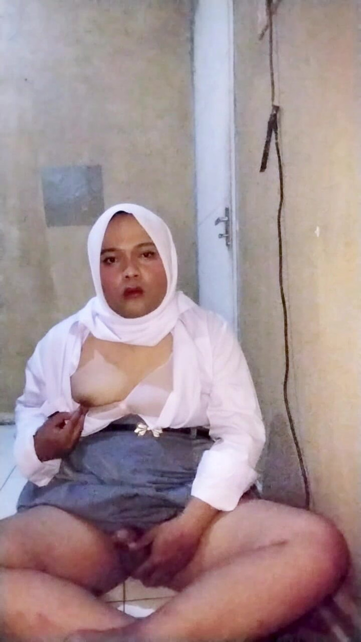 Ivvy Crossdresser: Hidžáb Waria nosí středoškolskou uniformu (znovu), Plní divoké fantazie jejích fanoušků