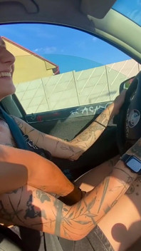 Cewek sange ini lagi asik mainin memeknya saat dia lagi nyetir mobil