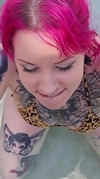 Мінет у басейні з педрмами