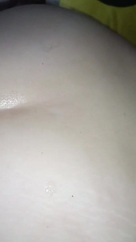 Aku berlutut dan mengisap penis kekasihku di depan cuckoldku sampai aku menelan semuanya