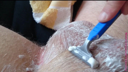 NylonjungeCarmen: BBW-schlampe macht rasierversuch 2 * das rasiermesser *