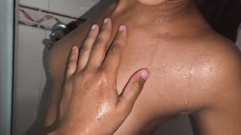 jazminemaloneok: Ich erwischte meine stiefmutter unter der dusche und wir die...