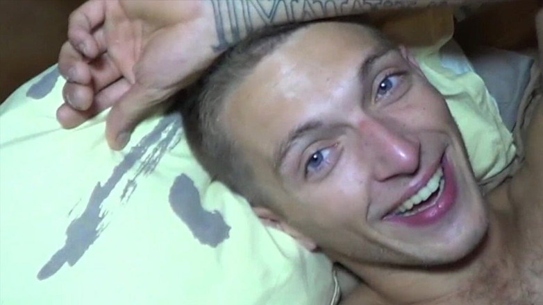 Sneaker gay: Fucked by the Xxl Cock O His Best Friend