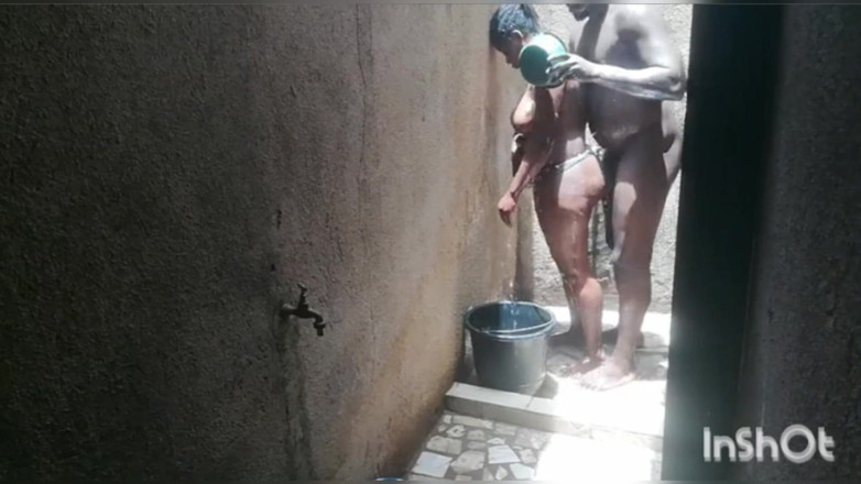 Pornsexlive: Cinta dalam rahsia di Bilik Mandi Afrika