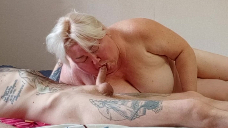 Zona901: Přítelkyně dovedně saje ptáka a polyká sperma