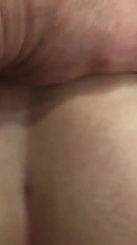 Close-up em primeiro plano de Bonnie levando um pau de 10 polegadas imediatamente até seu cu super apertado