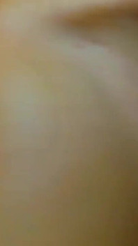 Гаряча грудаста брюнетка Myla_angel повільно пестить пальцями свою пизду, лежачи на спині!