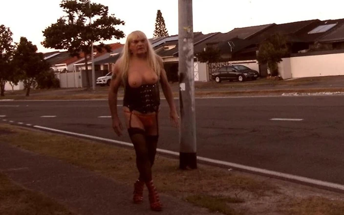 Sissy Becky: Sissyslutbecky di luar sebagai jalang