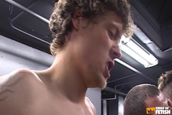 Gay Diaries: Група хлопців смокче свої члени через глоріхолі і отримує сперму в рот