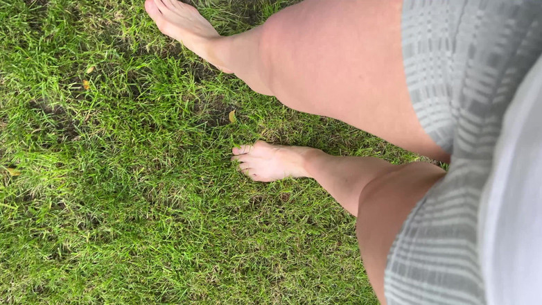 Feet: Chodzenie Boso Po Trawie