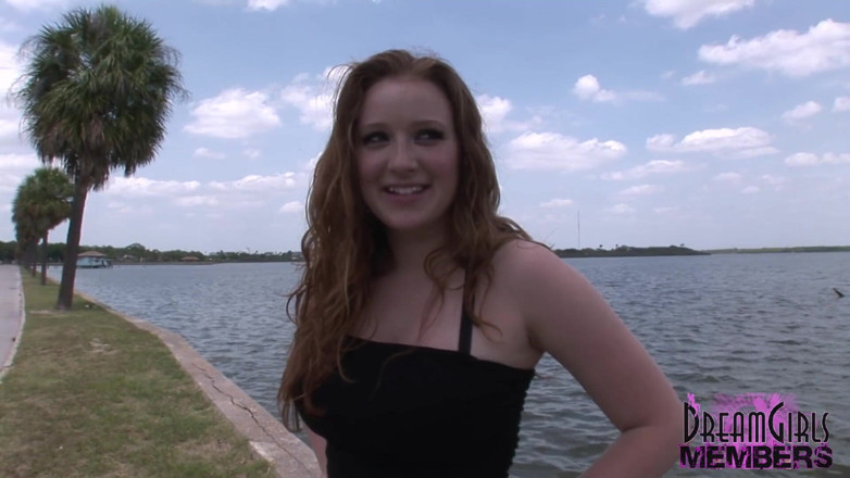 Dream Girls: Kelsey își expune țâțele mari naturale și pizda sexy în Tampa