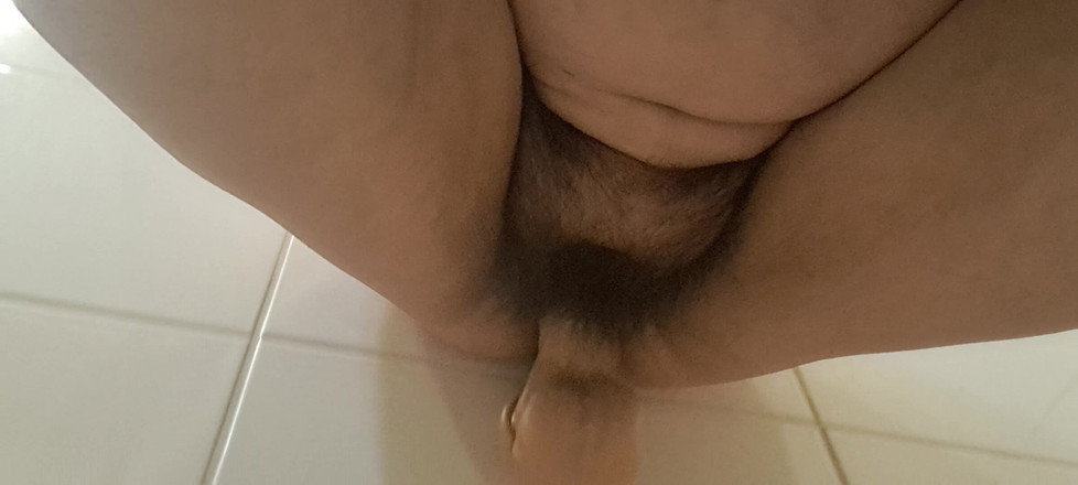 Mommy big hairy pussy: 继母在浴室里用假阳具做爱