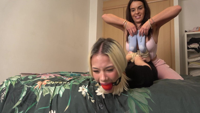Latina Fetish: लैटिना और लिली की हेयरब्रश दुविधा: बंधी हुई और गुदगुदी पीड़ा, टेबल टर्निंग और हॉगटेड हेयरब्रश गुदगुदी में समापन! (4k)