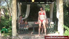 Lost Bets Games: 一轮辛辣的“脱衣舞香肠”游戏