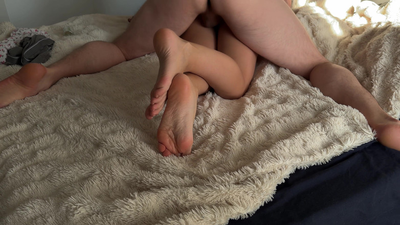 HomeVideoLive: 좁은 음부에 깊게 삽입, 둥근 엉덩이, 아름다운 다리