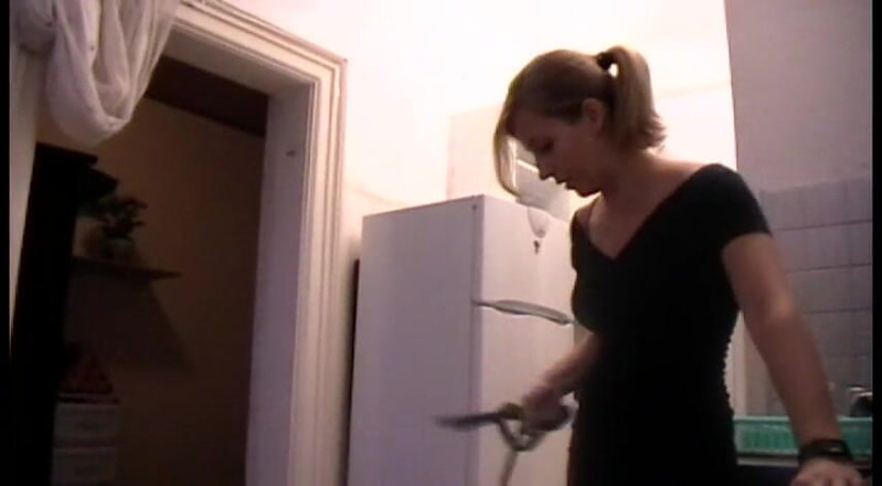 Femdom Austria: 奴隶女仆必须打扫和做饭