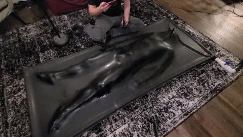 Lion's Den Kink: 可爱的twwink在乳胶服 vacbed 折磨