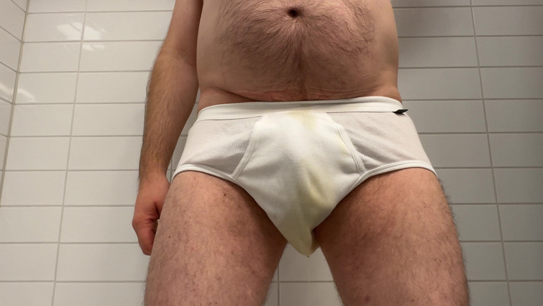 Beardedcummer: Papà piscia i suoi nuovi slip bianchi
