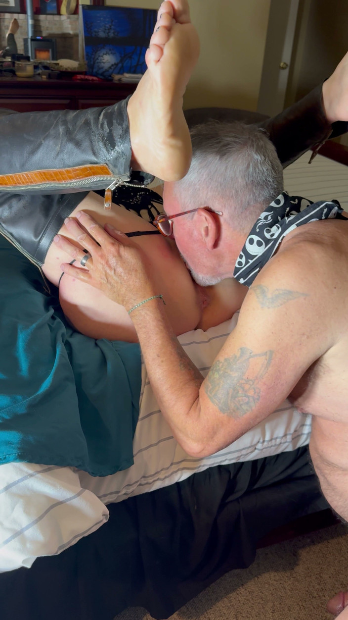 Bonewizzard69: La sexy matura matura bonemaiden trapanata in pelle