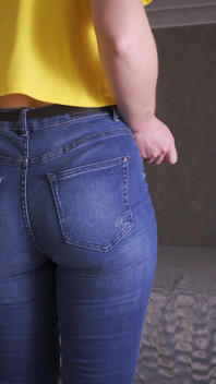 Quần jean bó sát màu xanh trêu chọc cái mông thong lộ ra