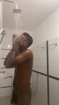 Sri-lankischer teen-junge geduscht