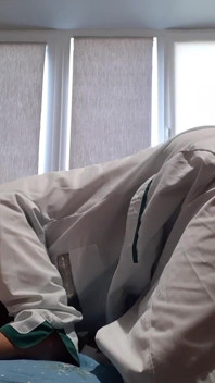 Dvě sestřičky šukají pacienta (foot fetiš, lízání, lízání bradavek)