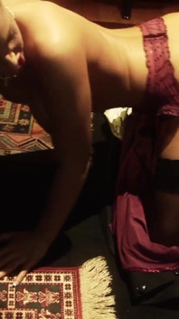 laalchi kaia apni choot men dildo ke saath apne chehre par viry leti hai