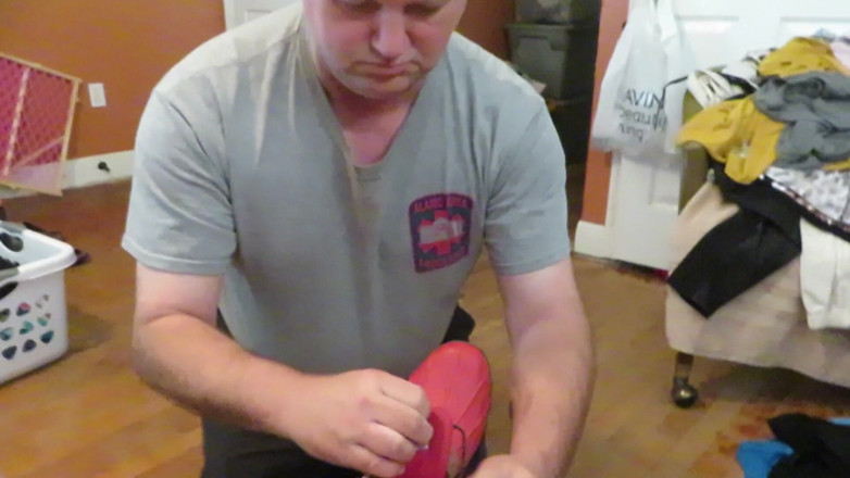 BBW nurse Vicki adventures with friends: Dělám svého otroka čůchajícími k páchnoucí gumové zahradní boty
