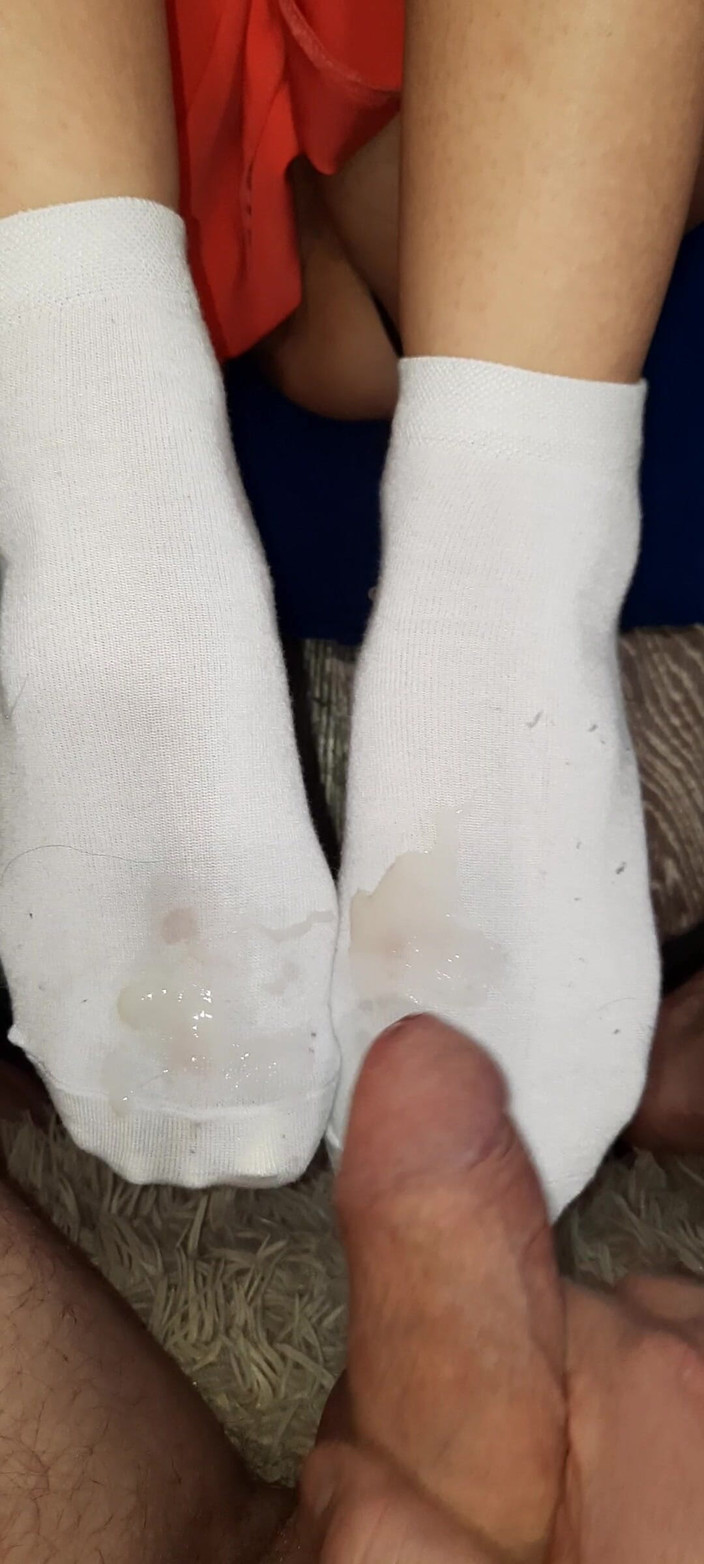 SexandAnal7: 她从她的腿上撸管，而他却射在了腿上