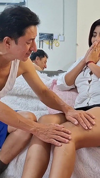 Padrasto faz uma bela massagem no pé da enteada e eles acabam fazendo sexo