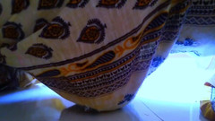 Aria Mia: Le patron baise la femme de ménage piégée sous le...