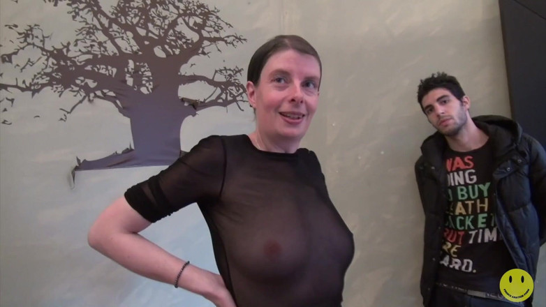 French Amateur Porn: Sylvie dalam pesta seks kecil