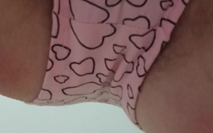 Lesbian-candys: 수업 중 테이블 아래에서 털이 무성한 보지를 자위해