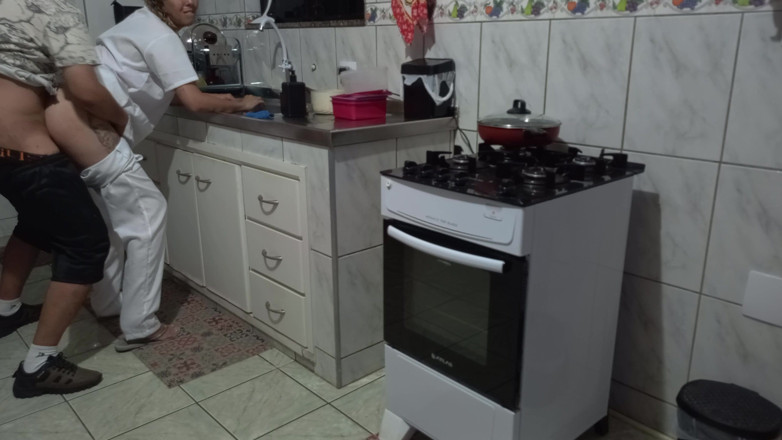 Gabi SweetCouplesStories: Покоївка використовувала дупу під час миття посуду.