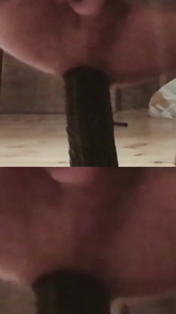 거대한 딜도로 후장을 따먹는 젊은 남자