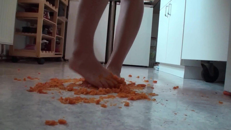 Foot Girls: Primo piano di calpestare il cibo in cucina