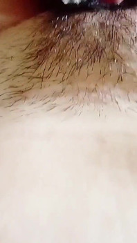 POV: Meu marido explora minha buceta peluda, lambendo e beijando até me trazer para um delicioso orgasmo real