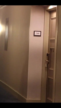 Massage à la maison avec une grosse noire