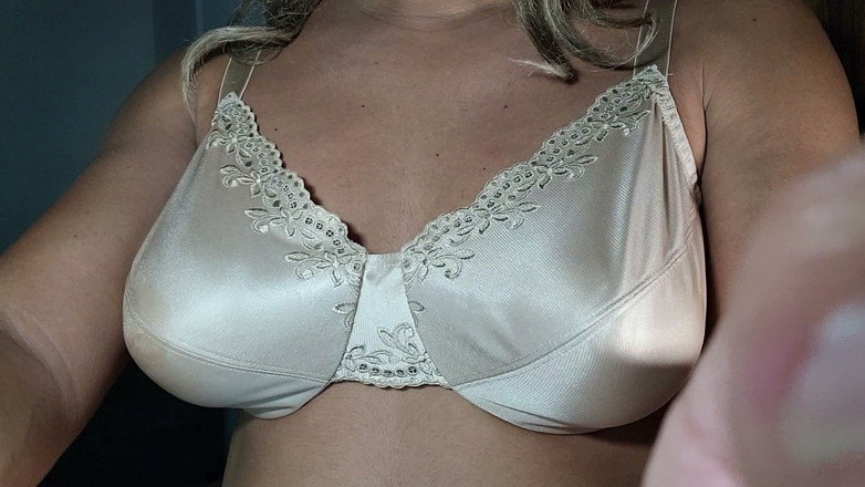 Only bras: J’ai filmé cette vidéo de ma belle-mère mature avant d’aller...